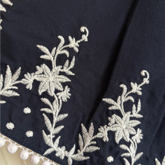 Adorable J.Crew navy flutter-sleeve embroidered top - size S - Picture 4 of 6